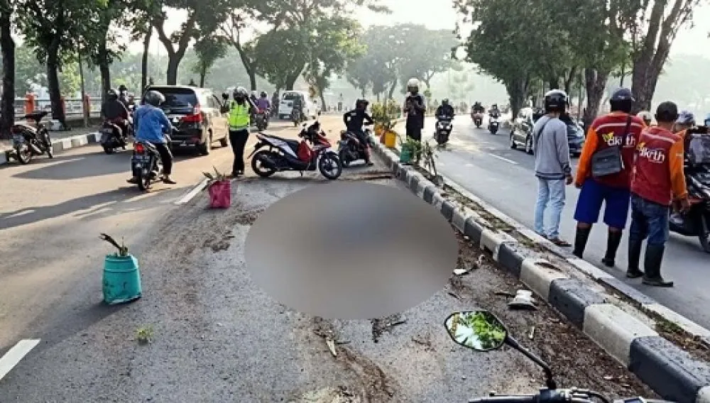 Hilang Kendali, Pemotor Tewas Tertabrak Mobil