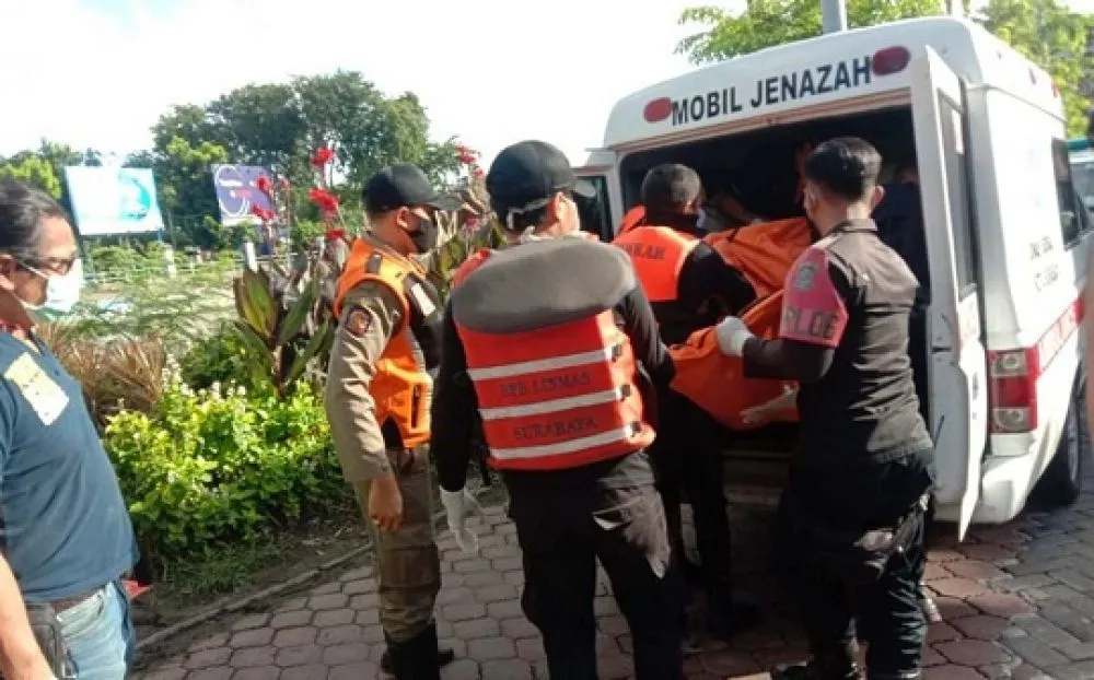 Pria Berompi Jukir Mengambang di Sungai Kalimas