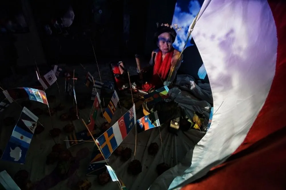 Teater Ragil Kibarkan Bendera Setengah Tiang