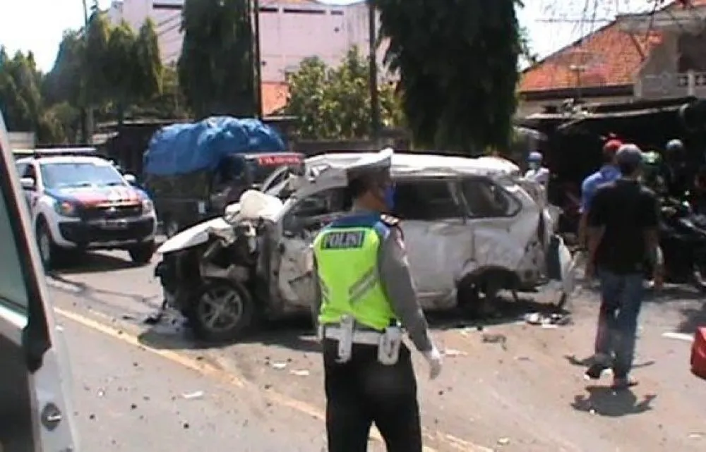 3 Orang Tewas, Usai Kereta Api Hantam Avanza di Lamongan