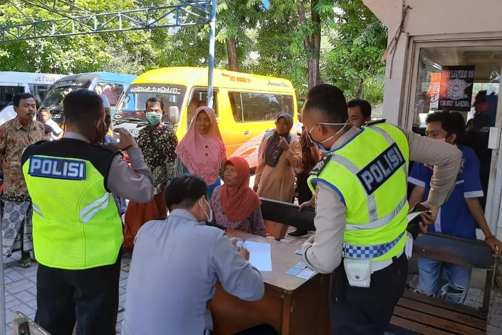 Langgar PSBB di Surabaya Tujuh Elf Terpaksa Putar Balik