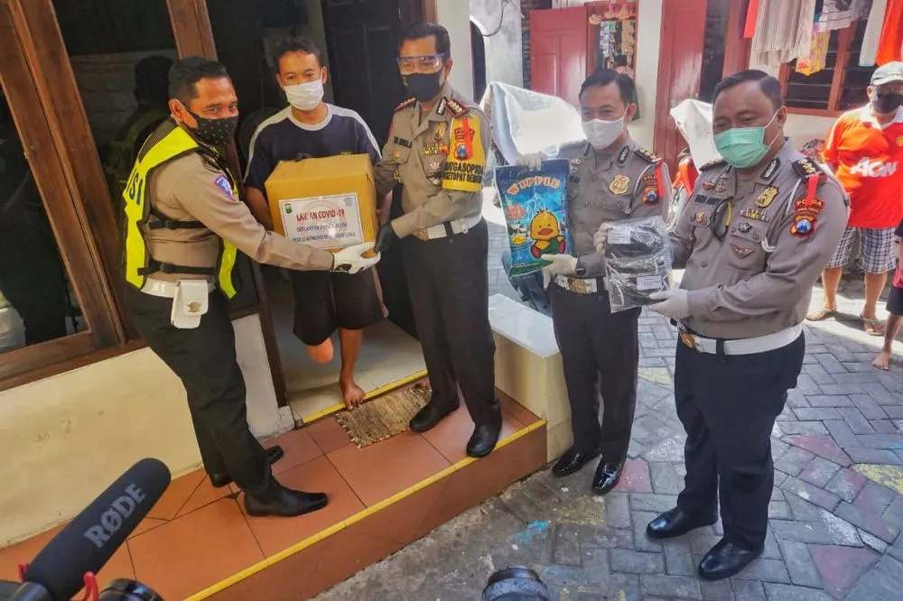 Bersama Komunitas, Ditlantas Berbagi Sembako Korban Covid 19