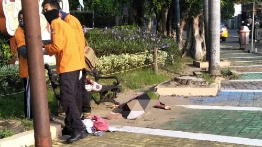 Wanita Asal Pati Pingsan di Trotoar Taman Kebon Rojo Jombang