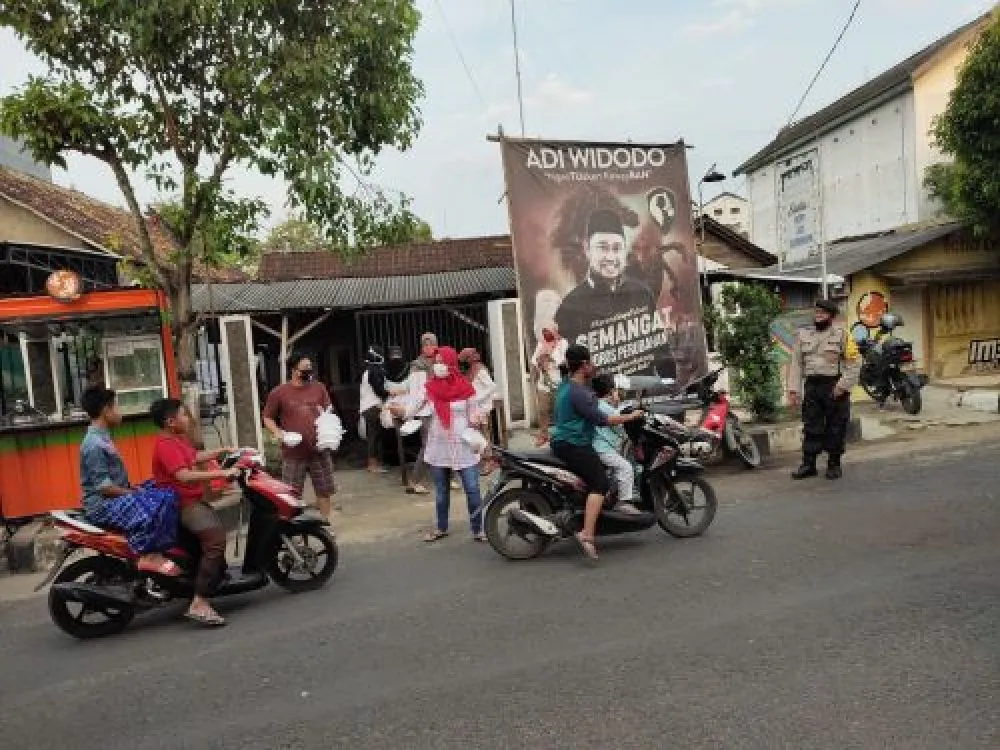 Bacabup Tuban Adi Widodo Bagikan Sejuta Masker