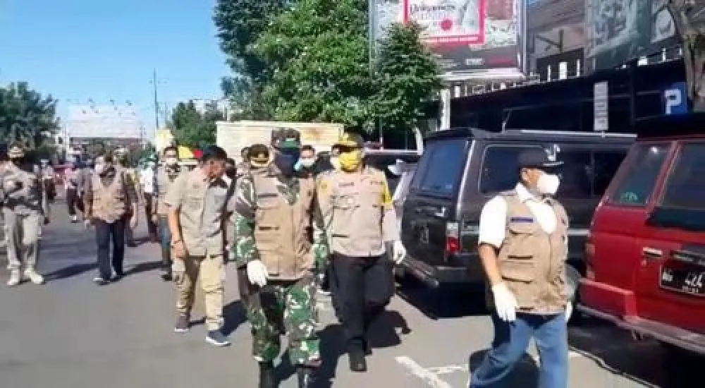 Forkopimda Kab.  BitarPantau Harga Sembako serta Bagikan Masker