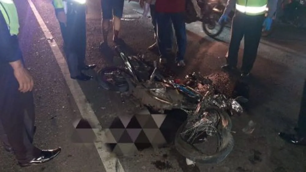 Ceroboh saat Menyalip, Dua Orang Tewas Tabrak Trailer