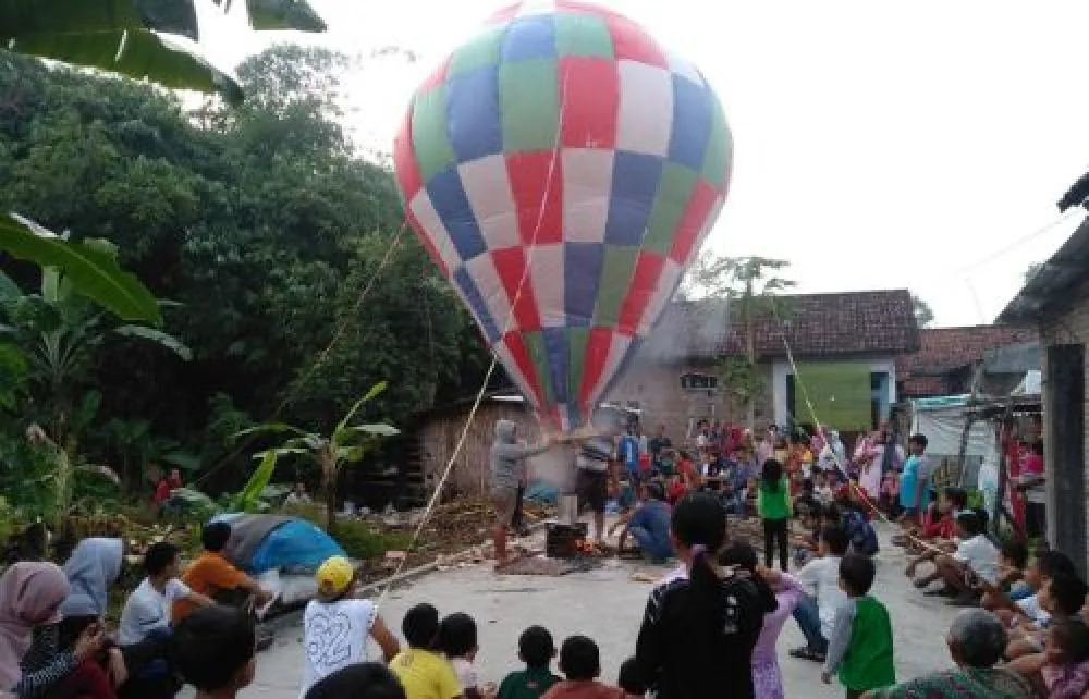 Lebaran Ketupat, Warga di Jombang Lepas Balon Udara