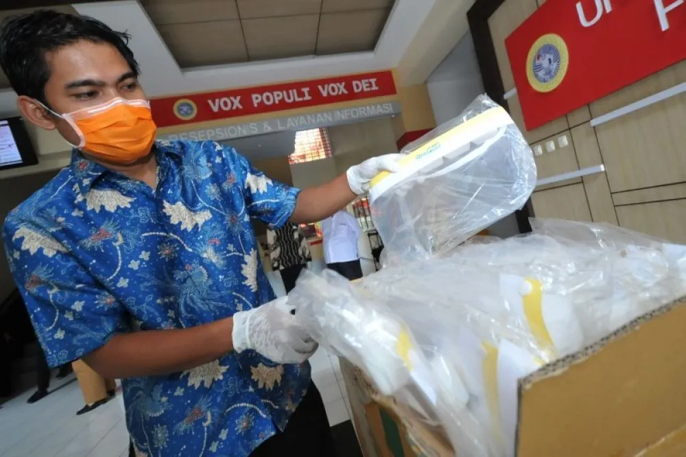 FOTO: IKA Fakultas Hukum Unair Sumbangan APD untuk Tenaga Medis