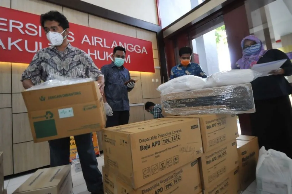 IKA Fakultas Hukum Unair Sumbangan APD untuk Tenaga Medis