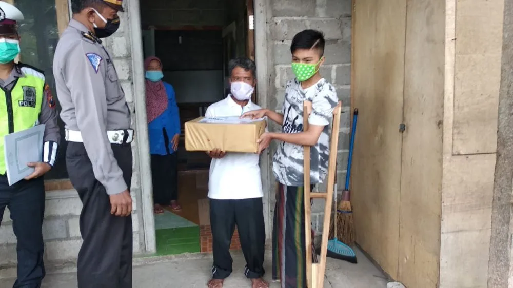 Satlantas Polres Blitar Beri Bantuan Korban Kecelakaan