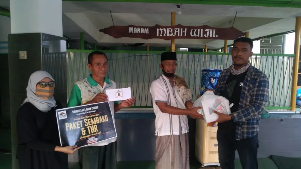 Komunitas Pecinta Alam Berikan THR 20 Juru Kunci Makam Sesepuh Surabaya