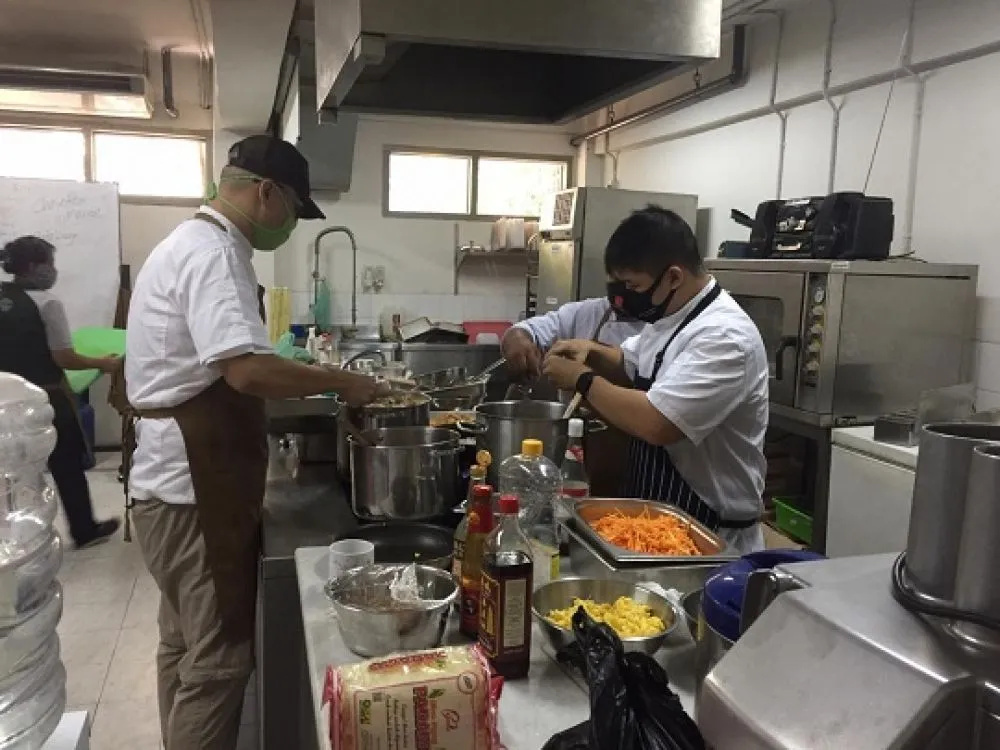 Peduli Mahasiswa Rantau, UK Petra Kirimkan Bantuan Makanan