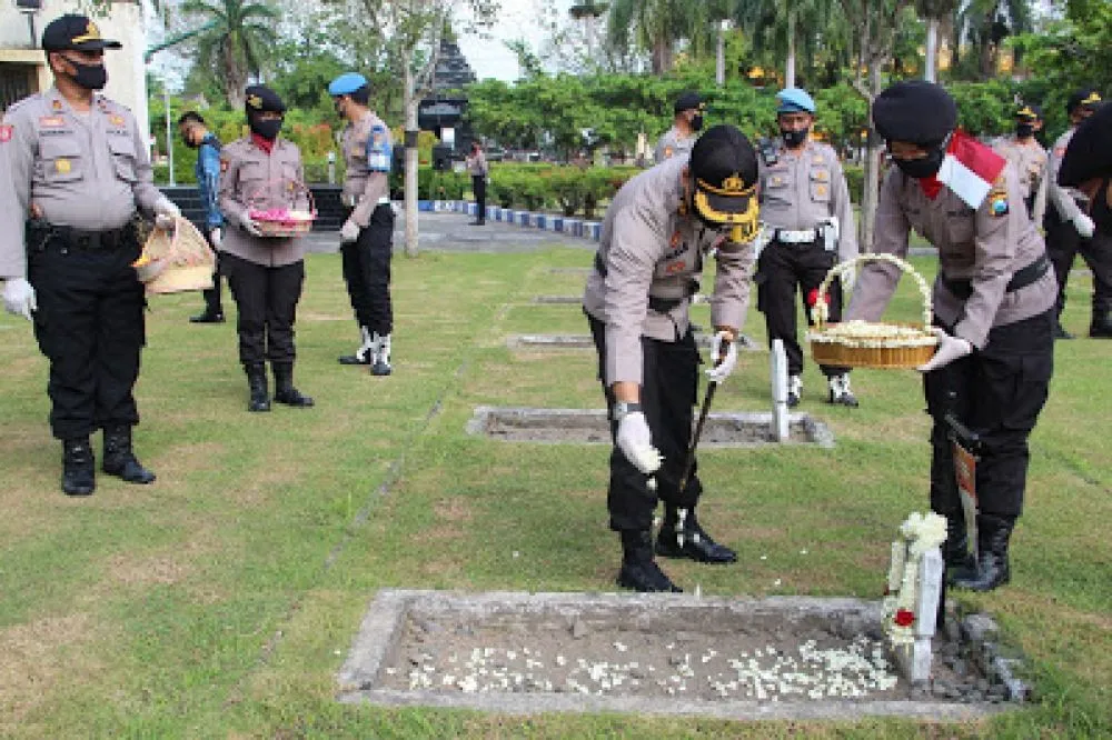 Kapolres Lumajang Tabur Bunga di Makam Pahlawan