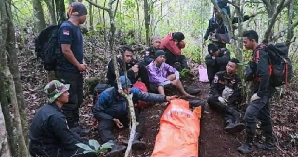 Terpeleset, Mahasiswi Dievakuasi di Gunung Lemongan
