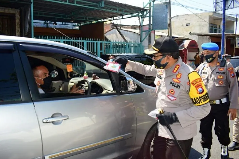 Polresta Sidoarjo Bagi - Bagi Masker