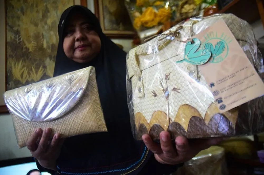 Kerajinan Handy Craft Daun Kering Merambah ke Luar Negeri