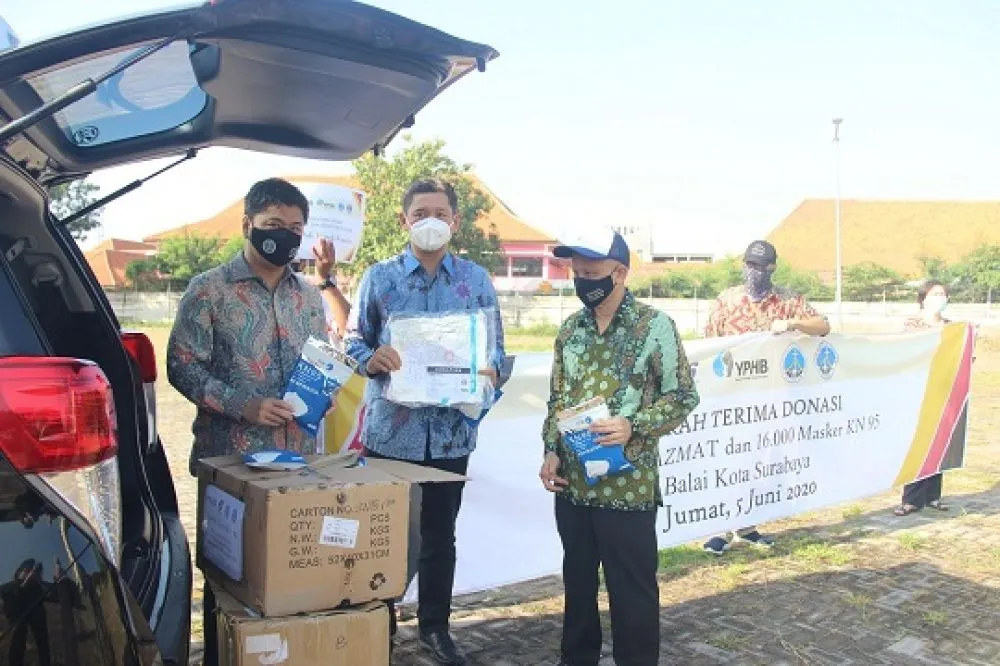 Serah Terima Donasi Masker KN95 ke UK Petra