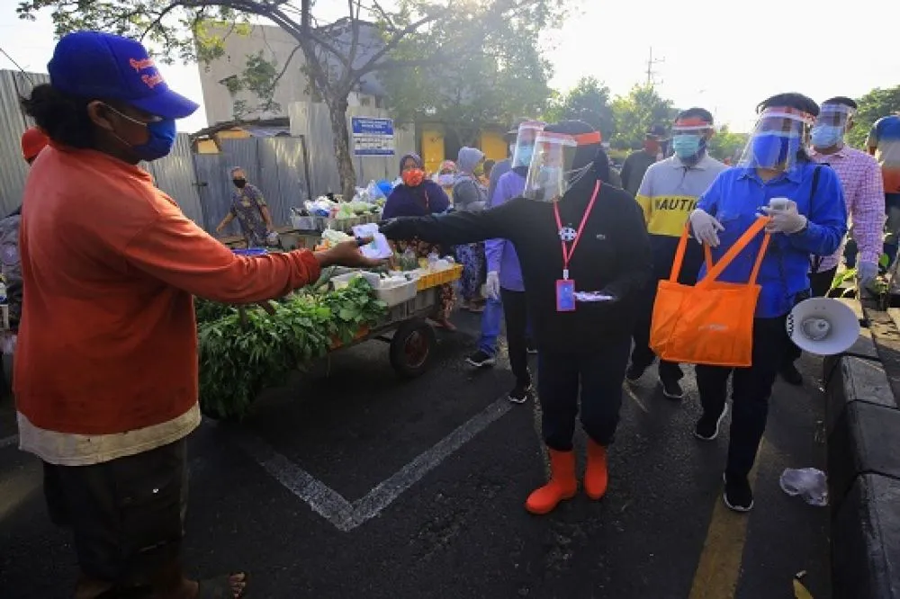 Wali Kota Risma Bagikan Masker Gratis ke Warga