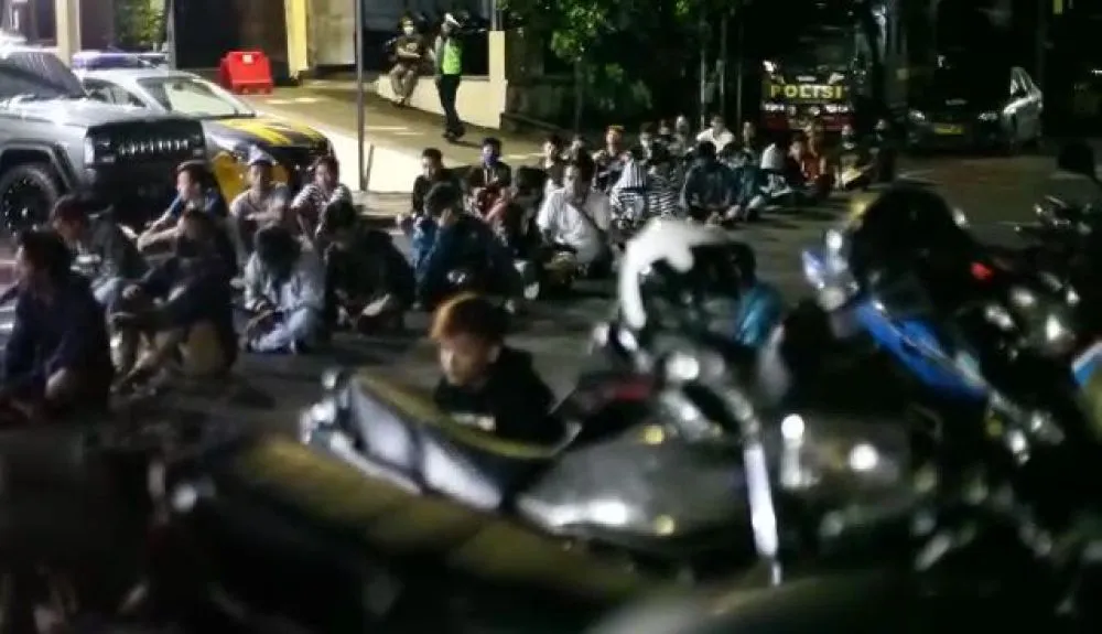 Polisi Sita 86 Motor dan Temukan 8 Pengunjung Kafe Reaktif di Blitar
