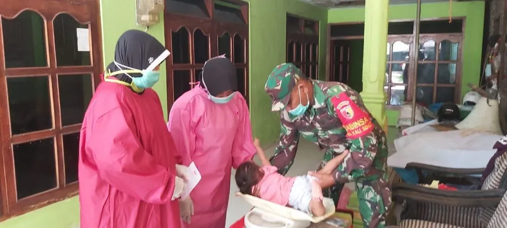 Ditengah Covid-19, TNI Lumajang Kawal Pelaksanaan Posyandu