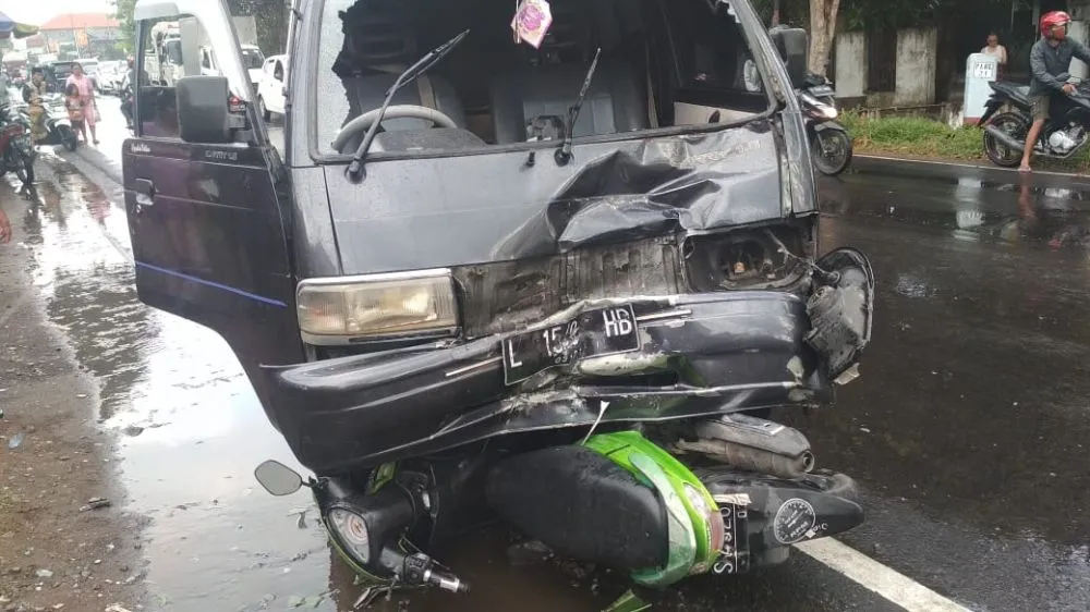 Mobil Tabrak Motor di Jombang, Empat Orang Masih Satu Keluarga Luka Berat