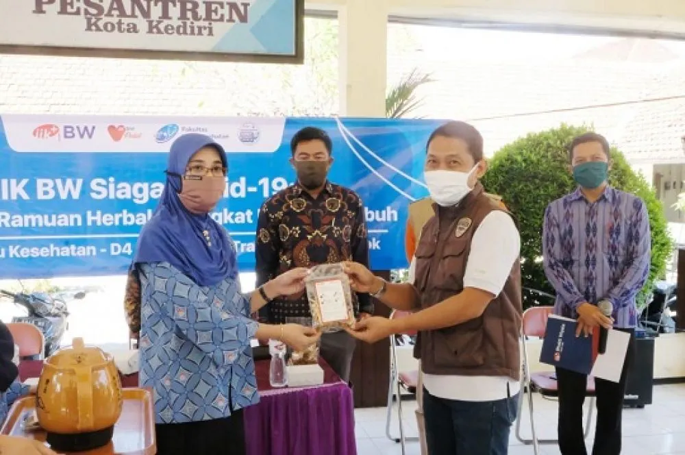 IIK Bhakti Wiyata Bagikan 800 Paket Herbal Tradisional