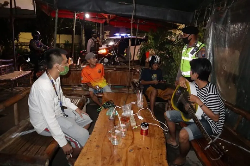 Asyik Pesta Miras, 7 Pemuda Digerebek Polrestabes Surabaya