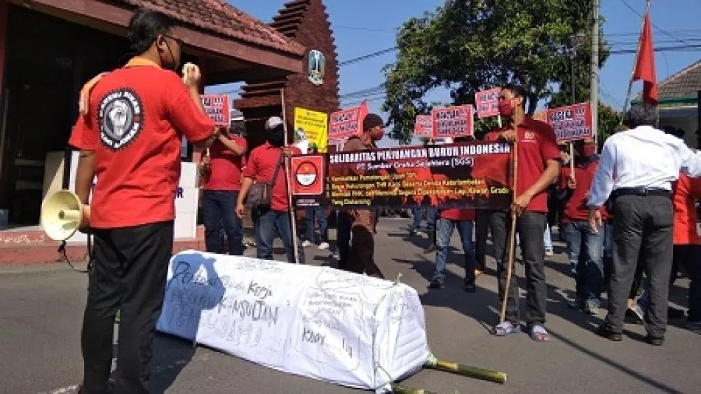 Puluhan Buruh PT SGS di Jombang Kembali Gelar Aksi