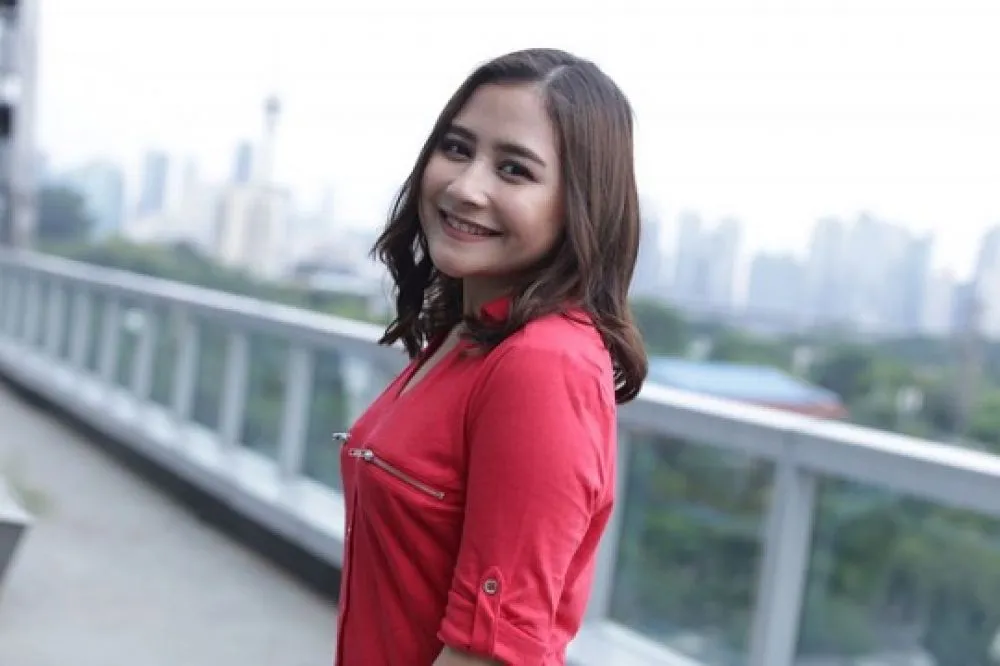 Pamer Cincin bareng Reza Rahadian
