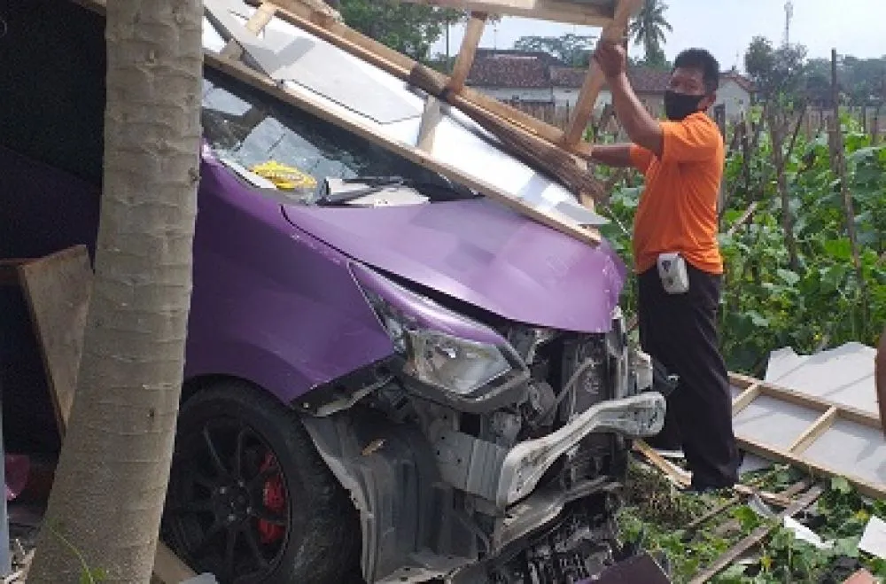 Diduga Berhalusinasi, Mobil Tabrak Warung Nasi