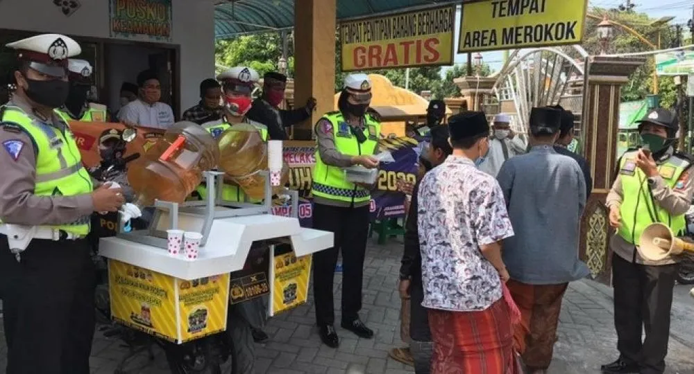Polres Pasuruan Bagikan Minuman Probiotik Kepada Warga