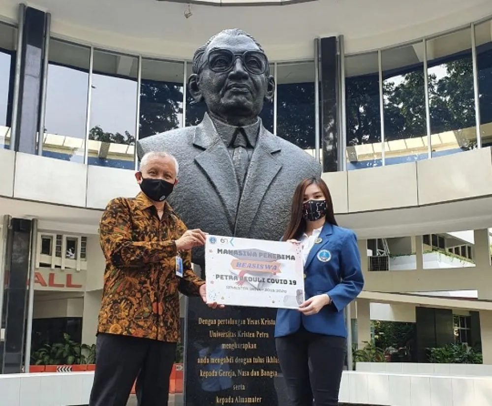 UK Petra Salurkan Beasiswa ke 215 Mahasiswa