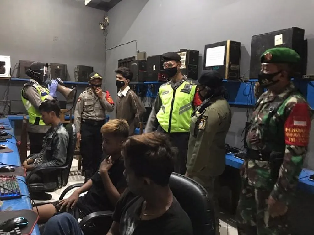 Tak Kenakan Masker Dihukum Pushup