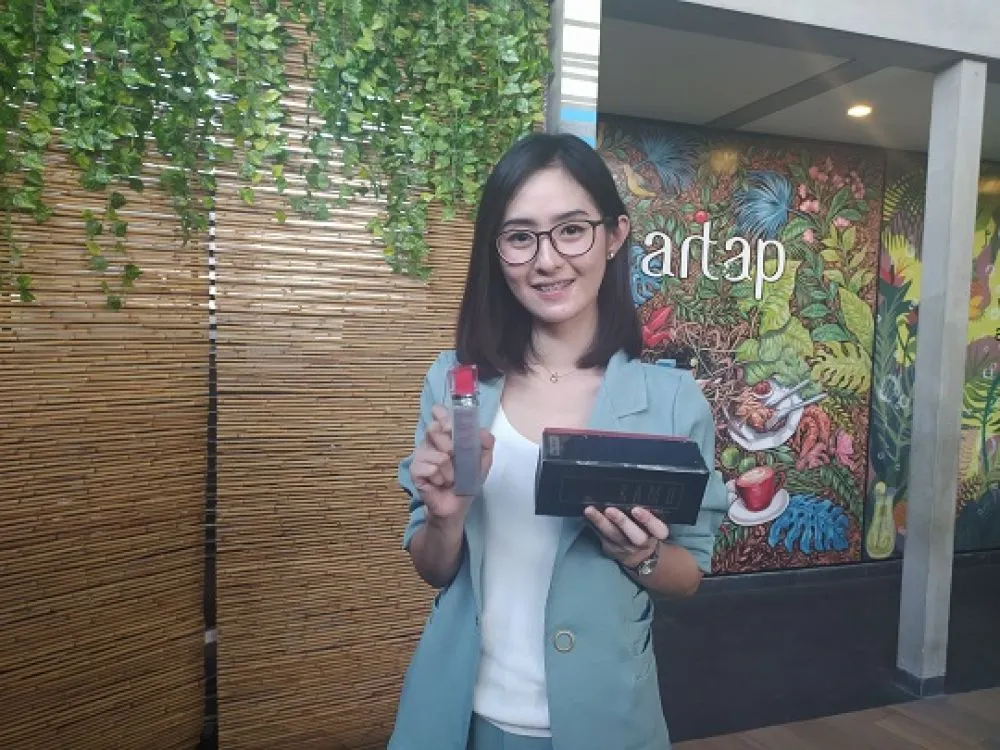 Celebgram Local Kaamonica Bagikan Parfum Ke Rumah Sakit
