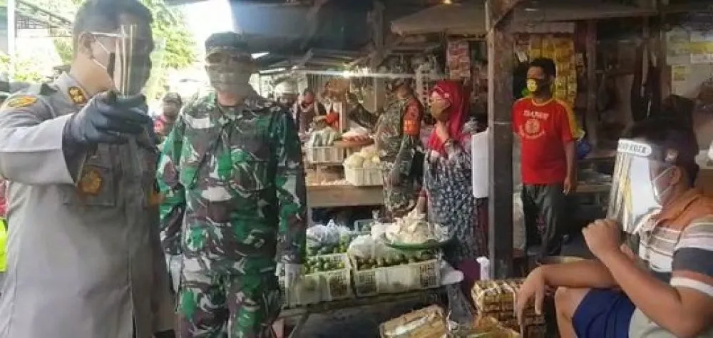 Bagikan Masker dan Face Shield ke Pasar Tradisional, Terminal dan Stasiun