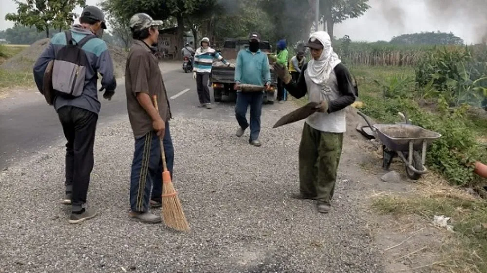 Beri Kenyamanan Pengguna Jalan, Dinas PUPR Jombang Lakukan Pemeliharaan