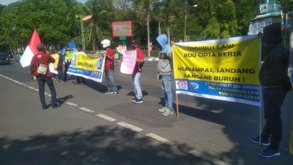 THR Belum Diberikan, Puluhan Buruh di Jombang Unjuk Rasa