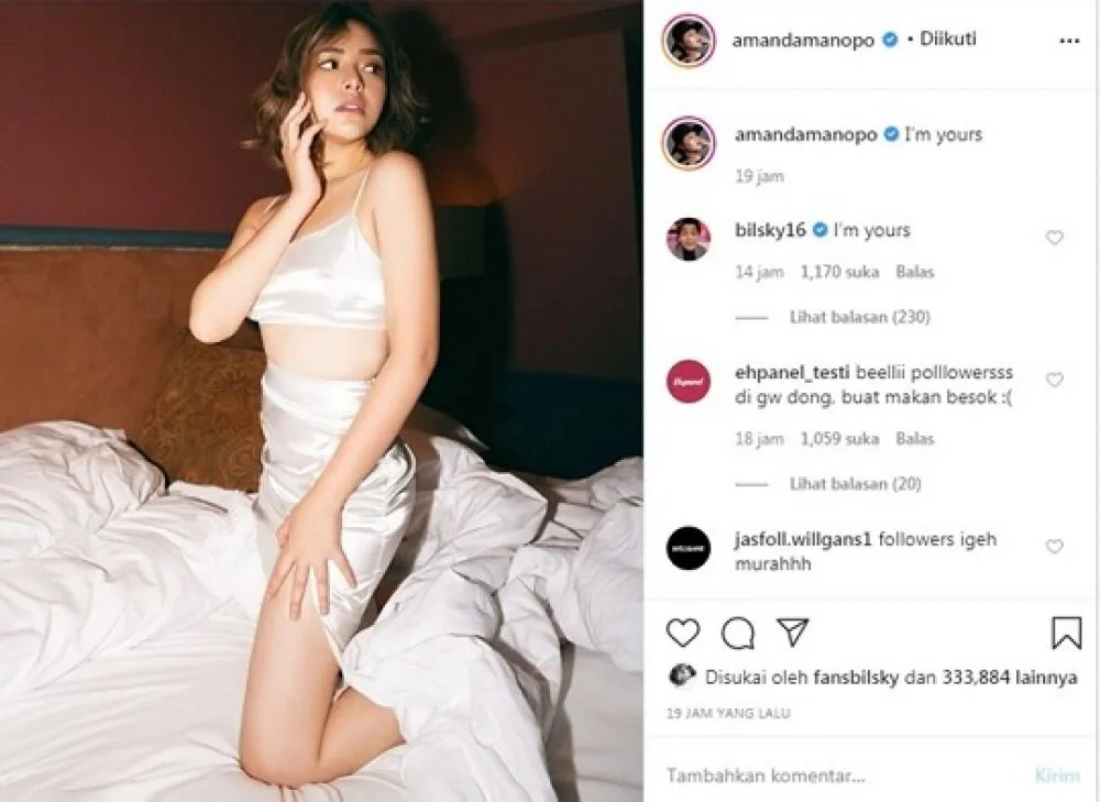 Pose Menggoda Diatas Ranjang