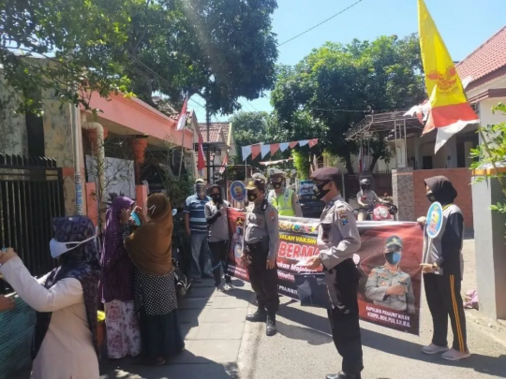 Tangkal Covid-19, Polsek Pralon Bagi Ratusan Masker Gratis