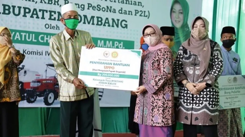Bupati Jombang Serahkan Bantuan Alsintan untuk  Gapoktan