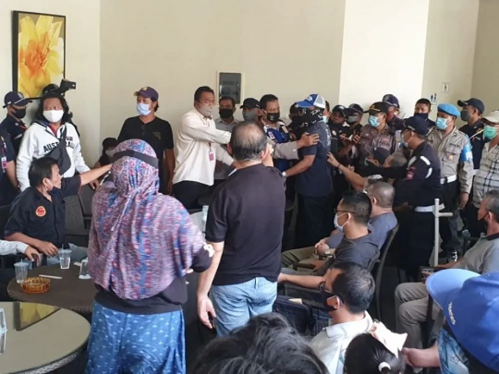 Tolak Penutupan Akses Jalan, Warga Wisata Bukit Mas Demo