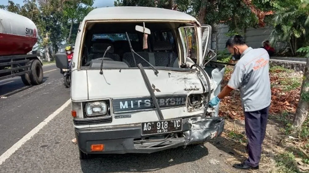 Roda Depan Lepas, Empat Mobil di Jombang Terlibat Kecelakaan