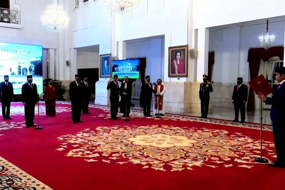 Jajaran Kompolnas Resmi Dilantik, Presiden Kukuhkan Mahfud MD