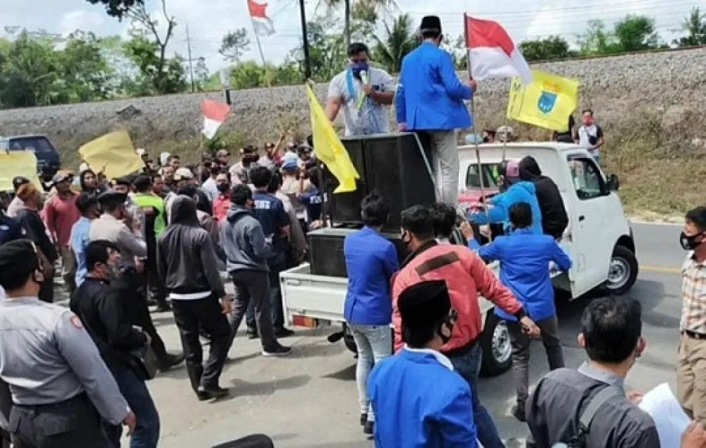 Demo di Depan Mapolres Blitar Nyaris Ricuh