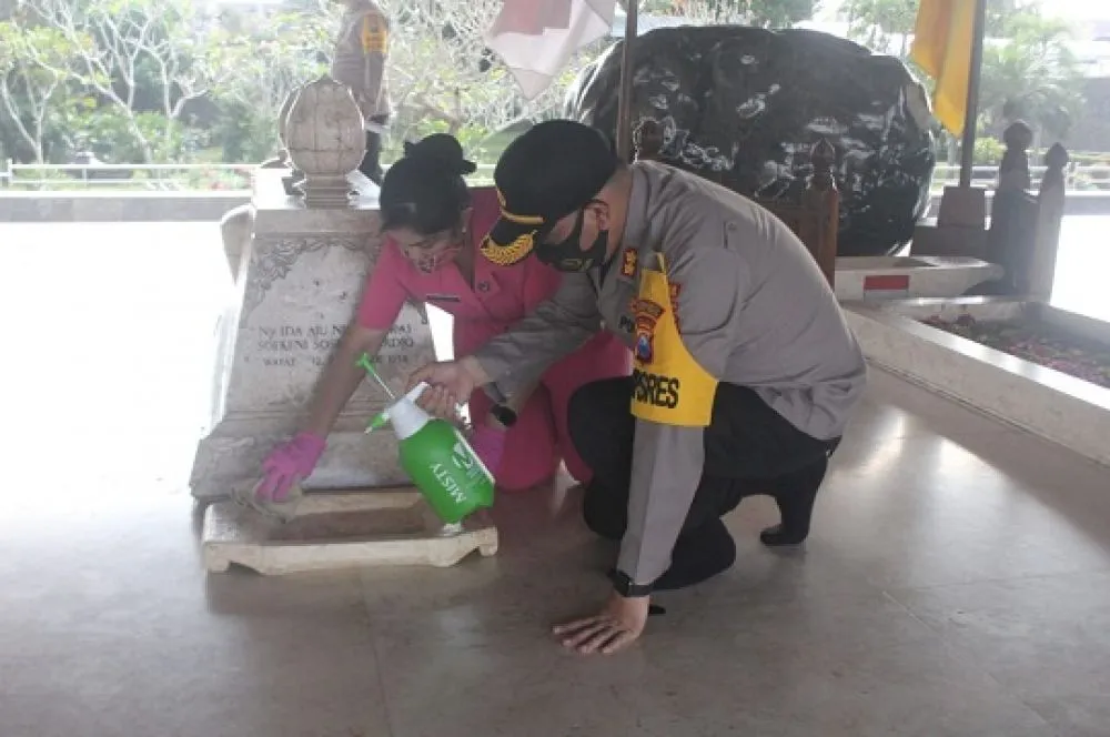 Polres Blitar Kota Kerja Bakti Bersihkan 2 Tempat Bersejarah