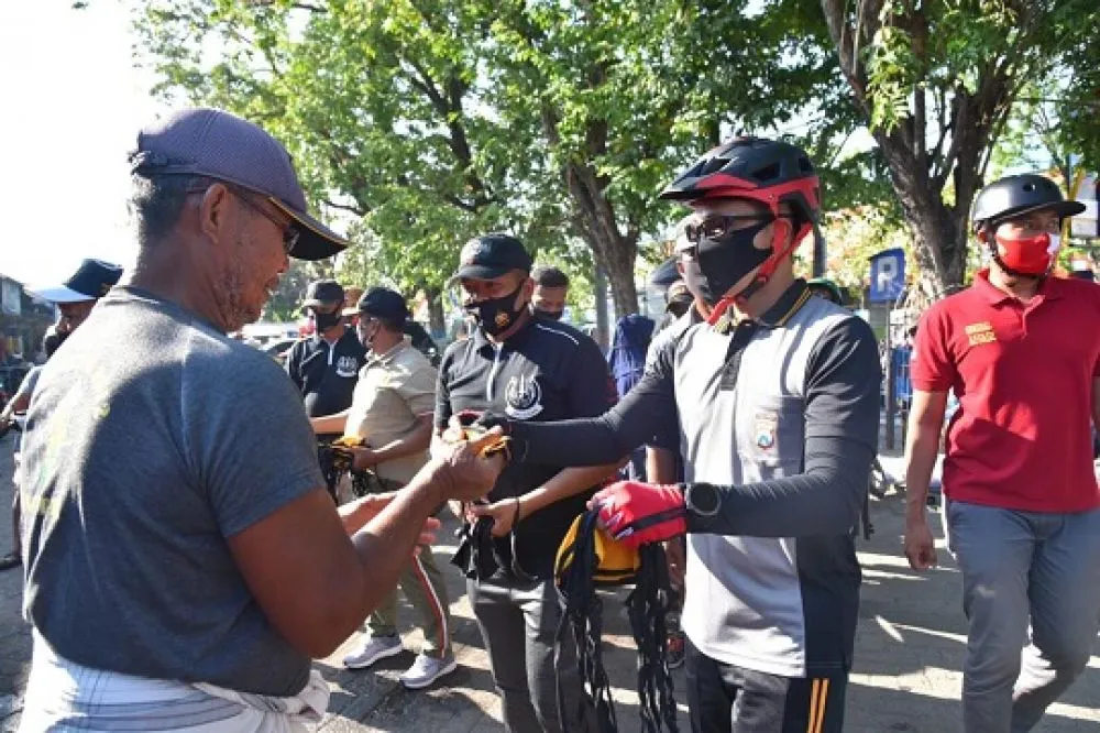 Kapolres Lamongan Bagi-Bagi Masker di Pasar Sidoharjo