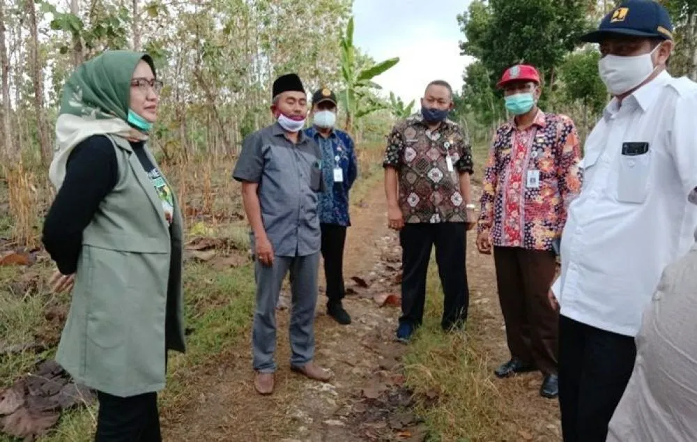 Anggota DPR RI Farida Kawal Pengairan Lahan Pertanian di Tuban