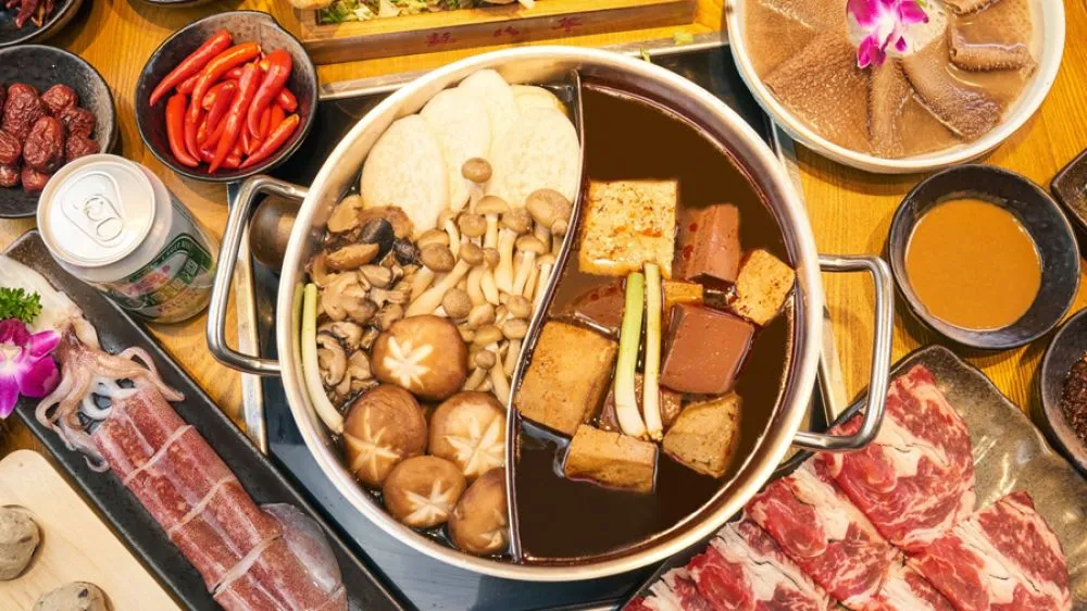 Sensasi Unik Kuah Hotpot Pedas di Ao Ba Nian Beijing