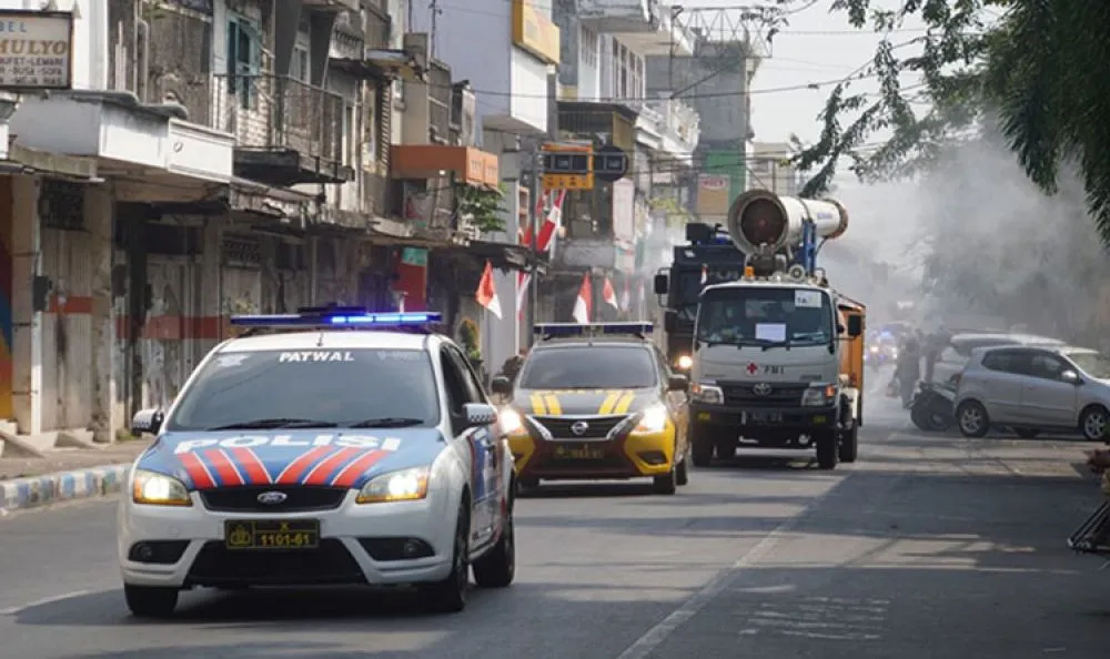 Pakai Mobil Gunner, Ning Ita Semprot Disinfektan Di Kota Mojokerto
