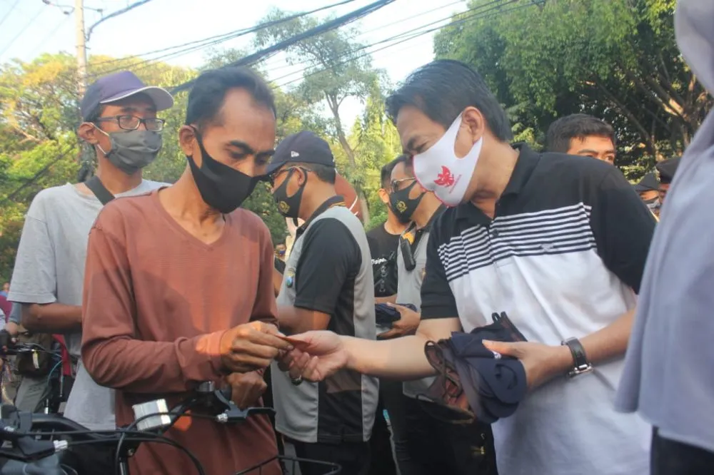 Cegah Covid, Sidoarjo Bagikan Masker dan Vitamin